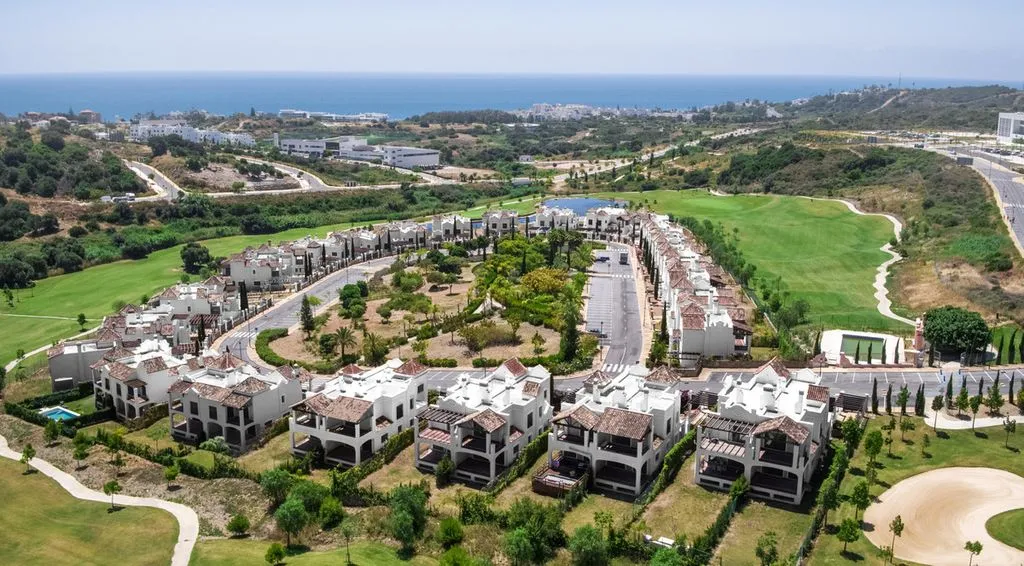Vue aérienne - Semi-Detached Villa with Golf Views in Estepona