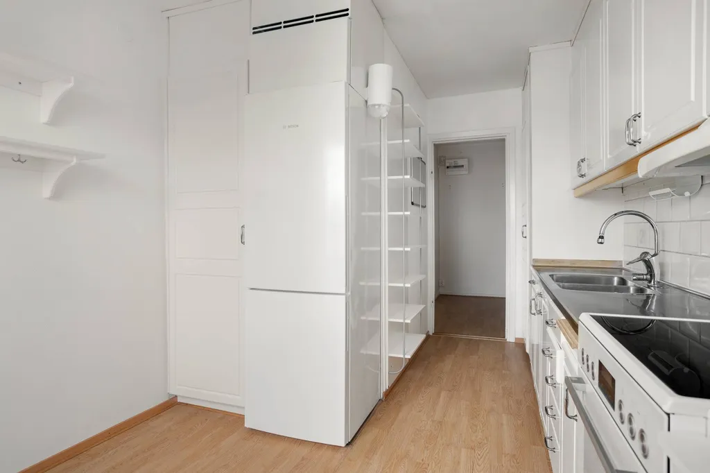 Cuisine - Spacious 2nd Floor Flat with Balcony in Sunny Location