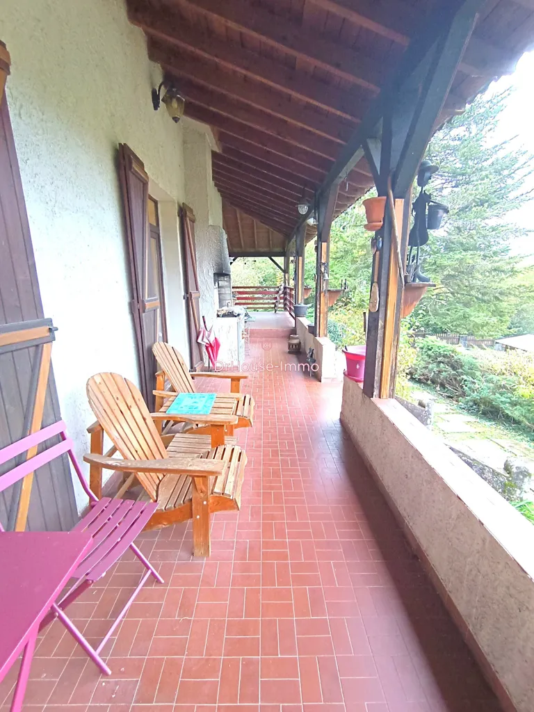 Terrasse - Maison Indépendante avec Grand Terrain à Proximité