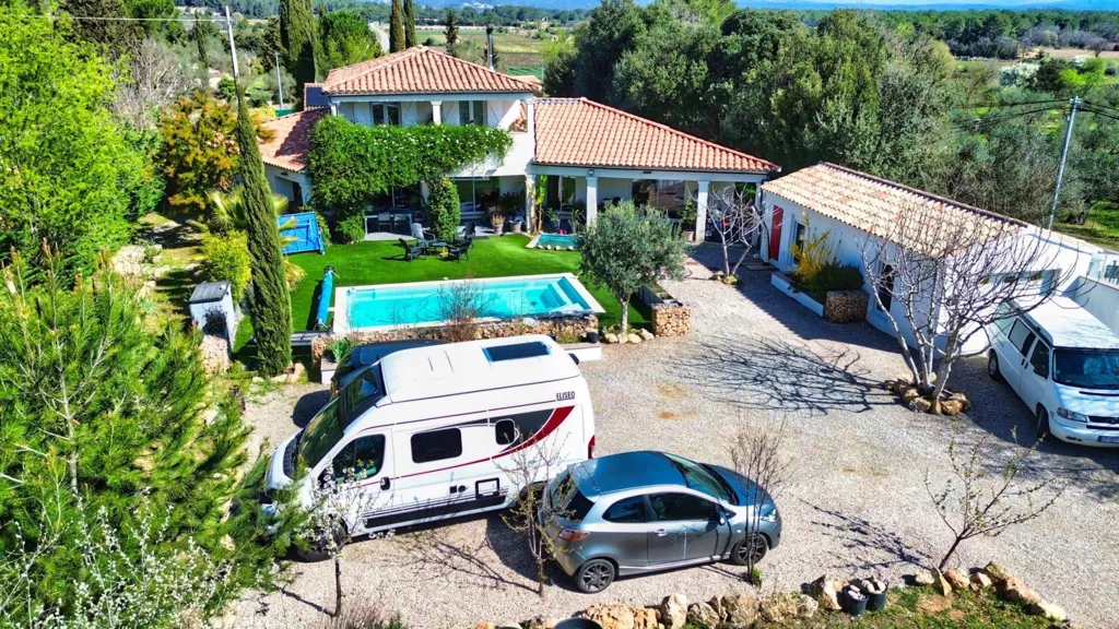 Vue aérienne - Villa Contemporaine avec Piscine près de Cotignac