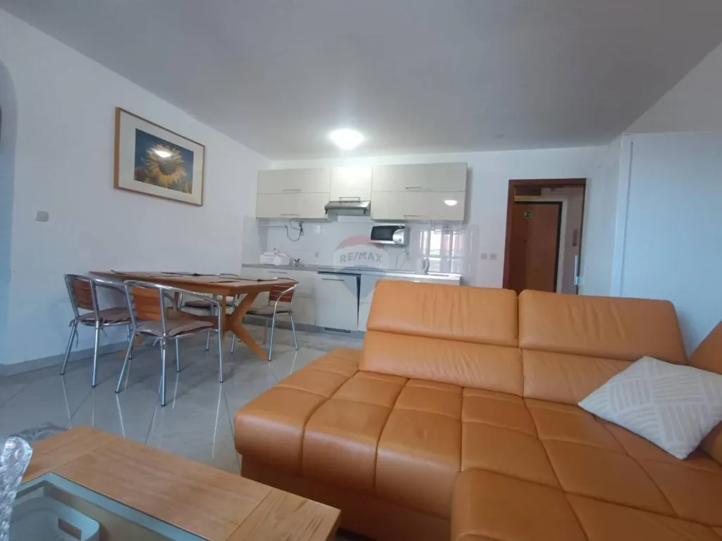 Elutuba - Two-Bedroom Apartment with Sea View in Brtonigla
