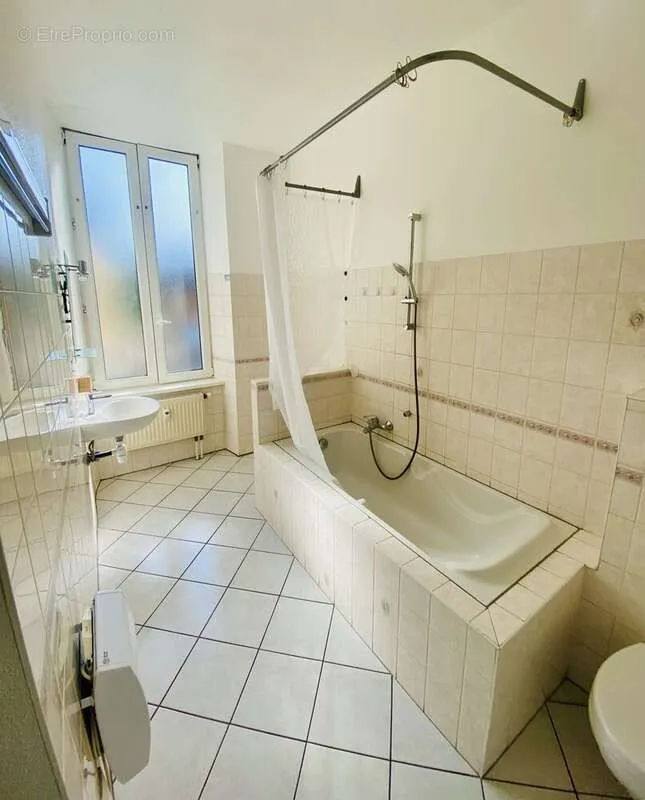 Salles de bain - Appartement Lumineux avec Parking à Benfeld
