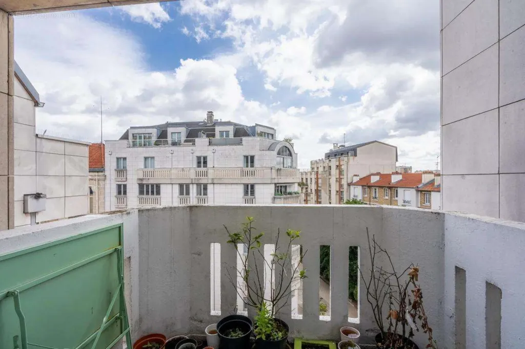 Rõdu - 3-Bedroom Apartment with Balcony in Saint-Mandé
