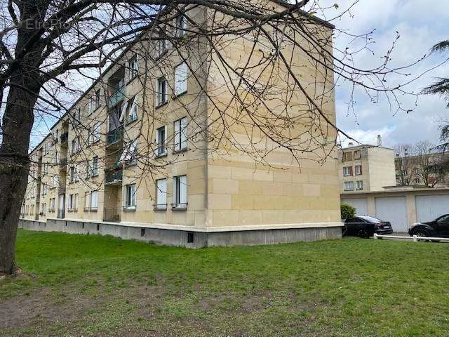 Välivaade - Stone Building Flat with Park View in Clichy-Sous-Bois