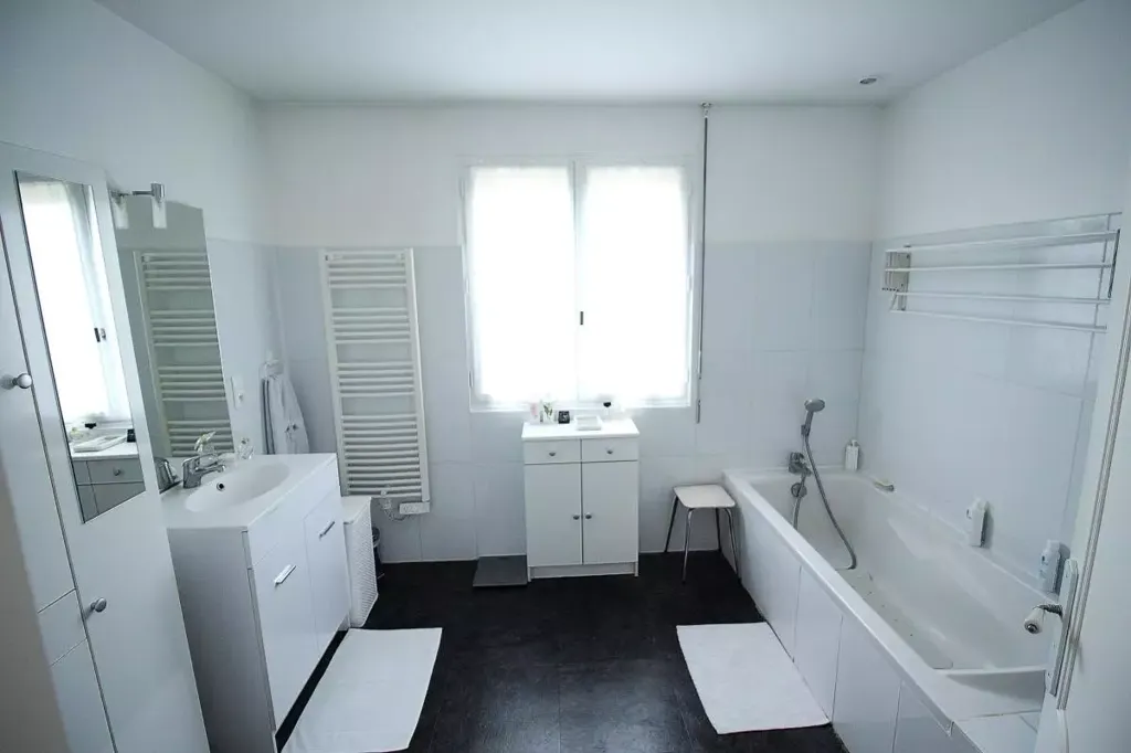 Salles de bain - Maison d'Architecte avec Piscine Chauffée à Andard