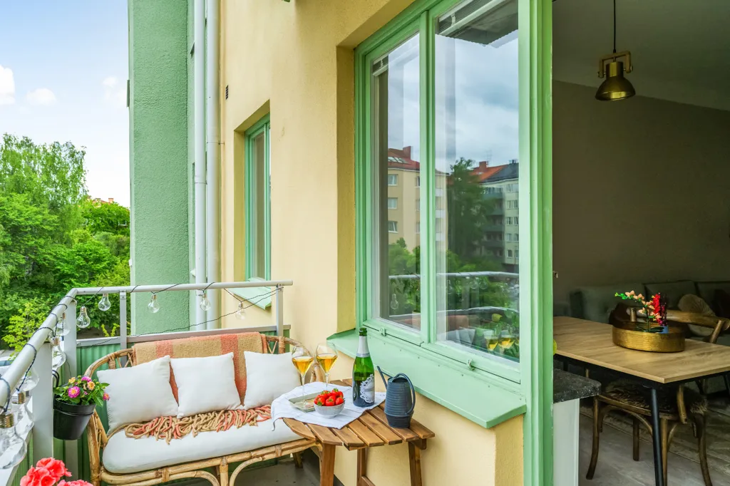 Balcon - Apartment with Balcony in Råsunda