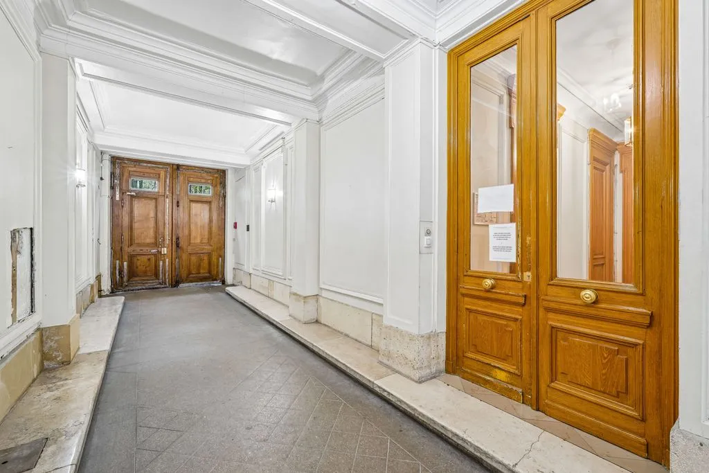 Esik - Luxury Apartment with Courtyard View in Paris 7