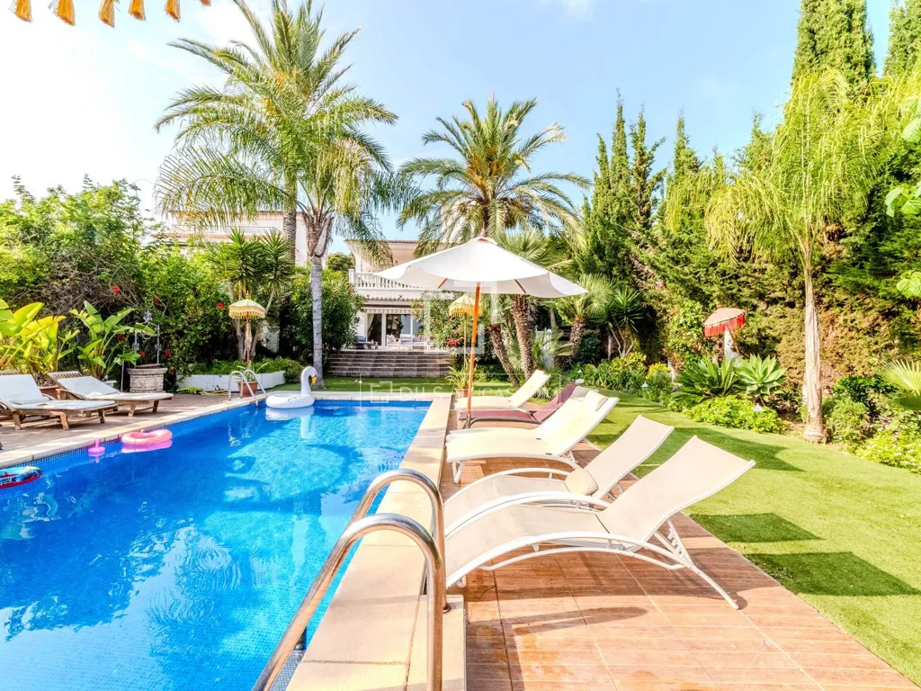 Bassein - Six-Bedroom House with Pool in Levantina