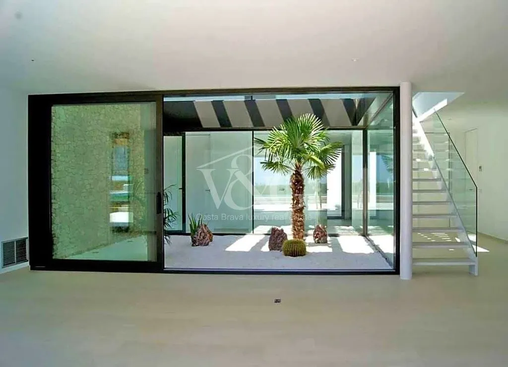 Elutuba - Seafront Villa with Pool in Mas Pinell