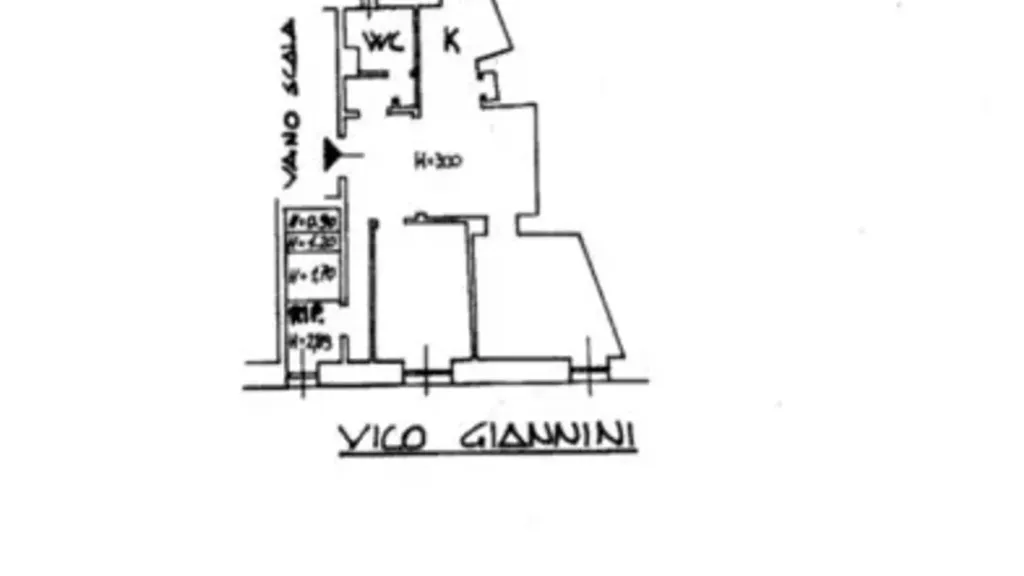 Plaan - Central Trilocale in Vico Giannini, Genoa