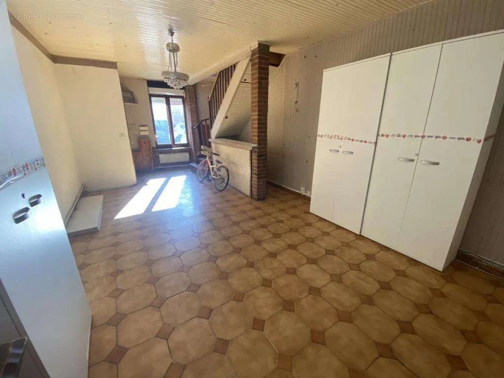 Toad - 1930s Semi-Detached House with Renovation Potential in Roubaix