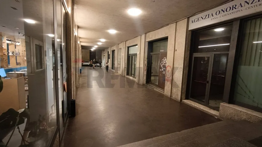Esik - Commercial Space with Vitrines in Enna Centre