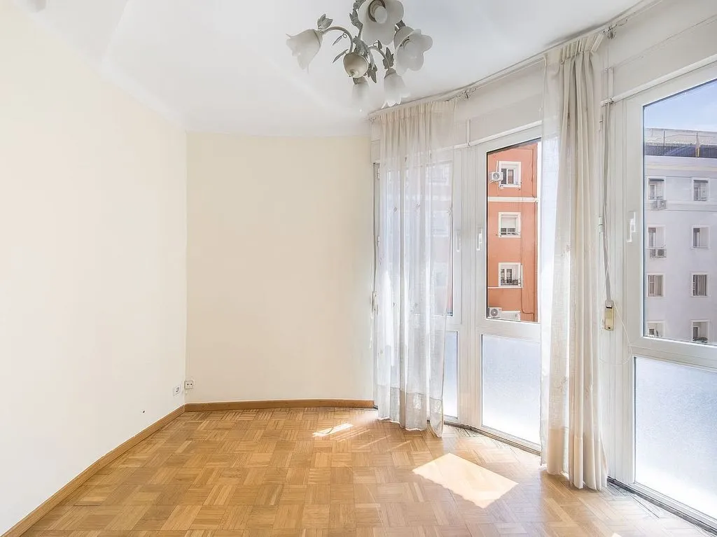 Pièces - 3-Bedroom Flat with A/C in Chamartín