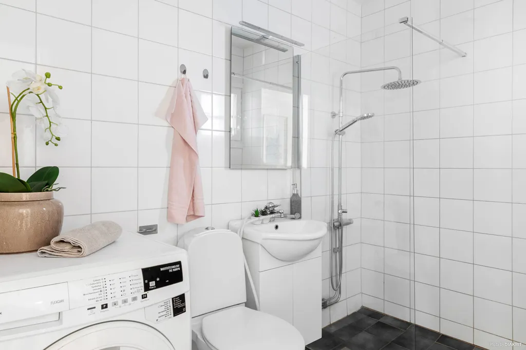 Salles de bain - Charming Apartment with Sunny Terrace in Kista