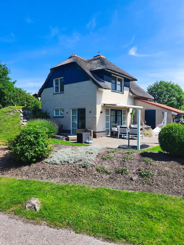 Välivaade - Riet-Covered Villa with Water Views in Makkum