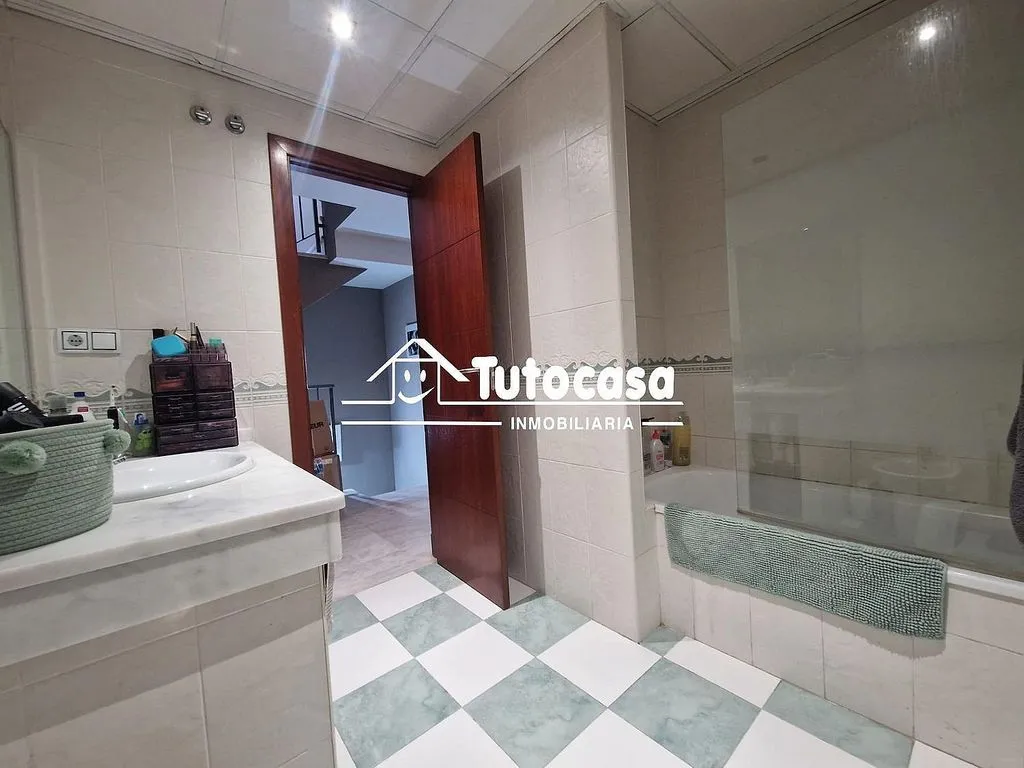 Bathrooms - Semi-detached House with Air Conditioning in Montequinto