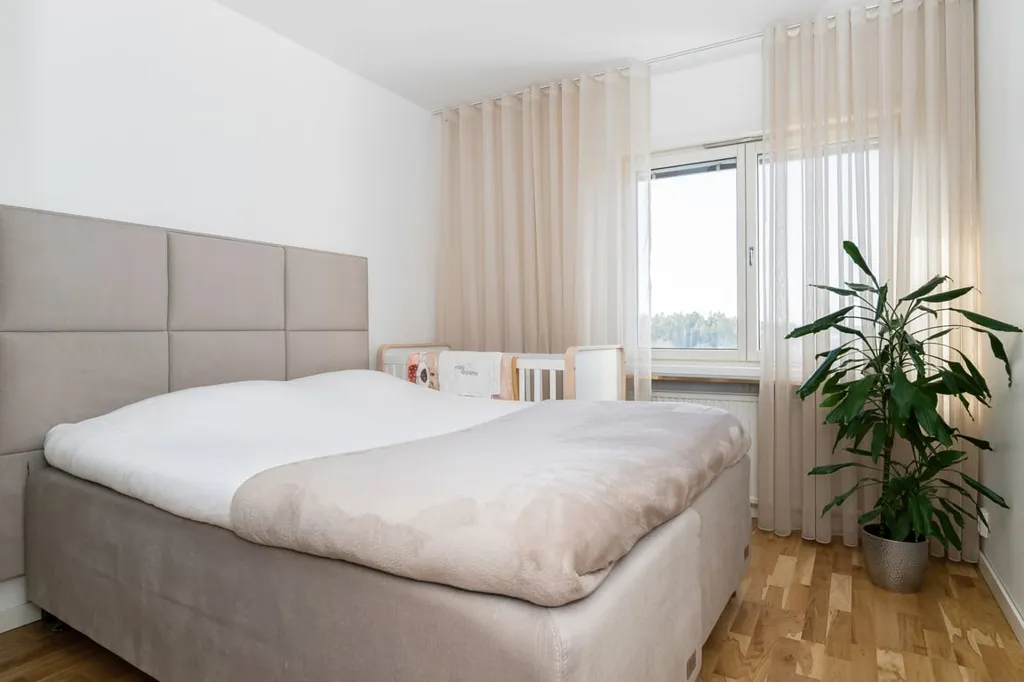 Chambres - Renovated 2nd Floor Flat with South-Facing Balcony