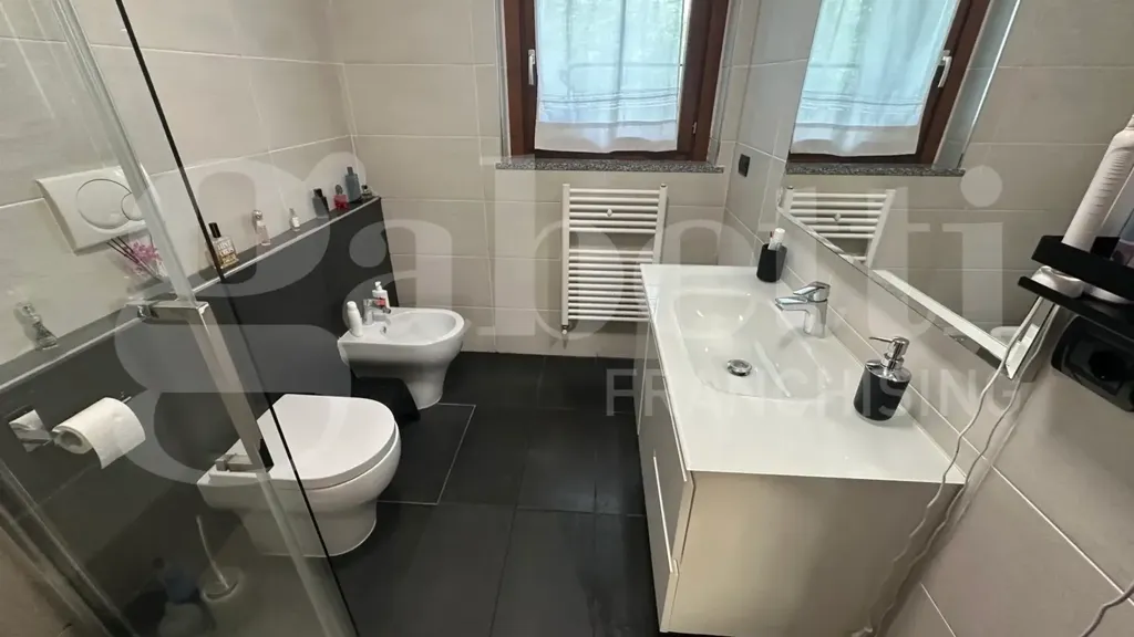 Salles de bain - Modernised 2-Bedroom Apartment in Milan