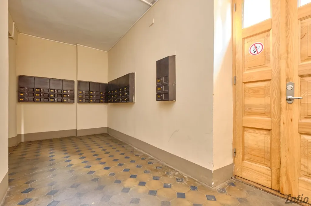 Esik - 1-Bedroom Flat with Green Courtyard in Grīziņkalns
