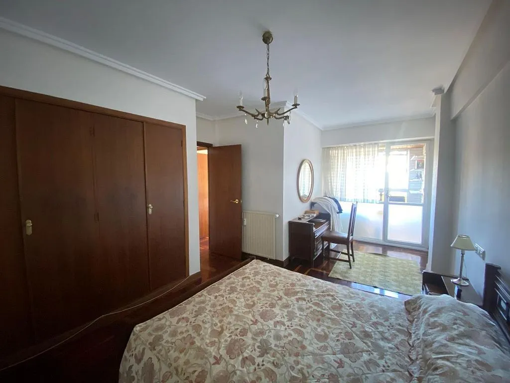 Magamistoad - Three-Bedroom Flat with Balcony in Urkizu