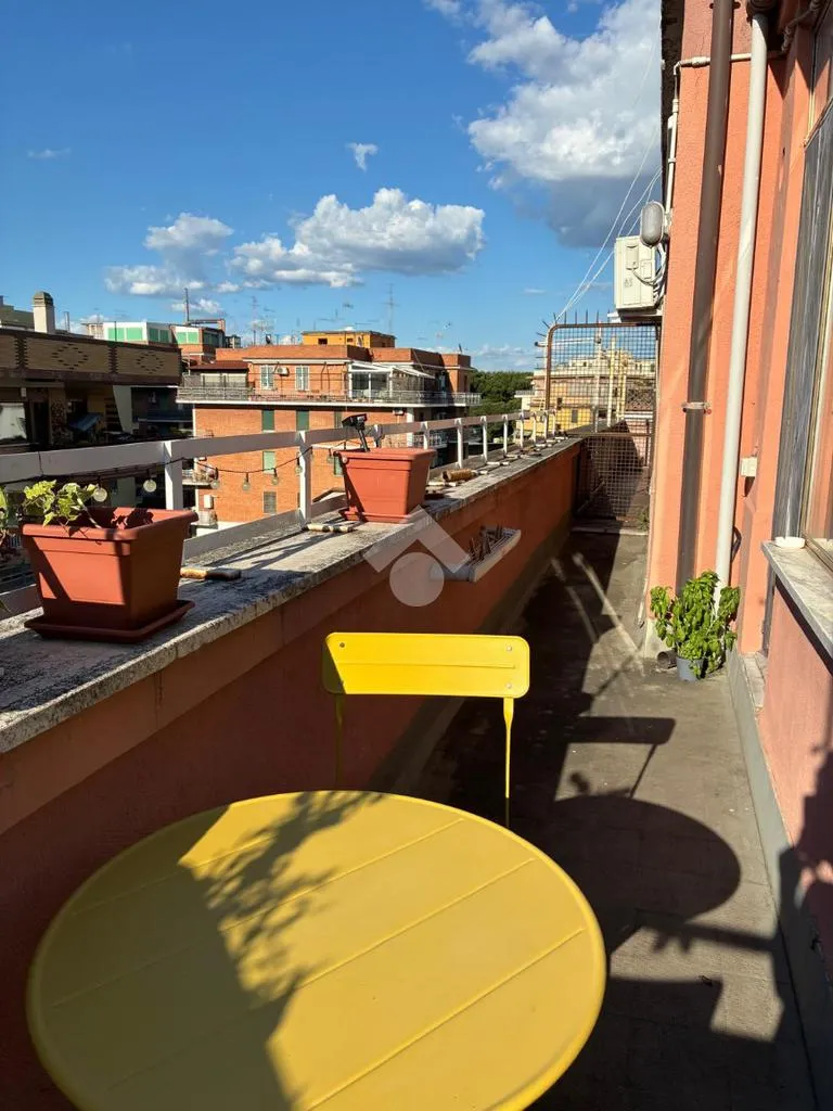 Terrasse - Spacious Studio with Balcony in Rome