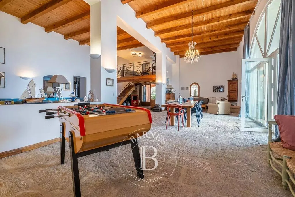 Elutuba - Luxury Villa with Helipad near Calvi