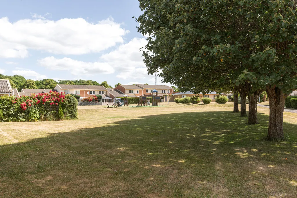 Aed - Terraced House with Garden in Sol-Lit Area