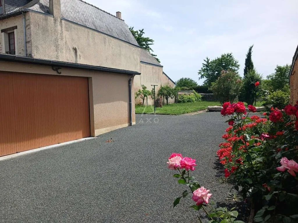 Extérieur - Maison de Bourg avec Garage à Daumeray
