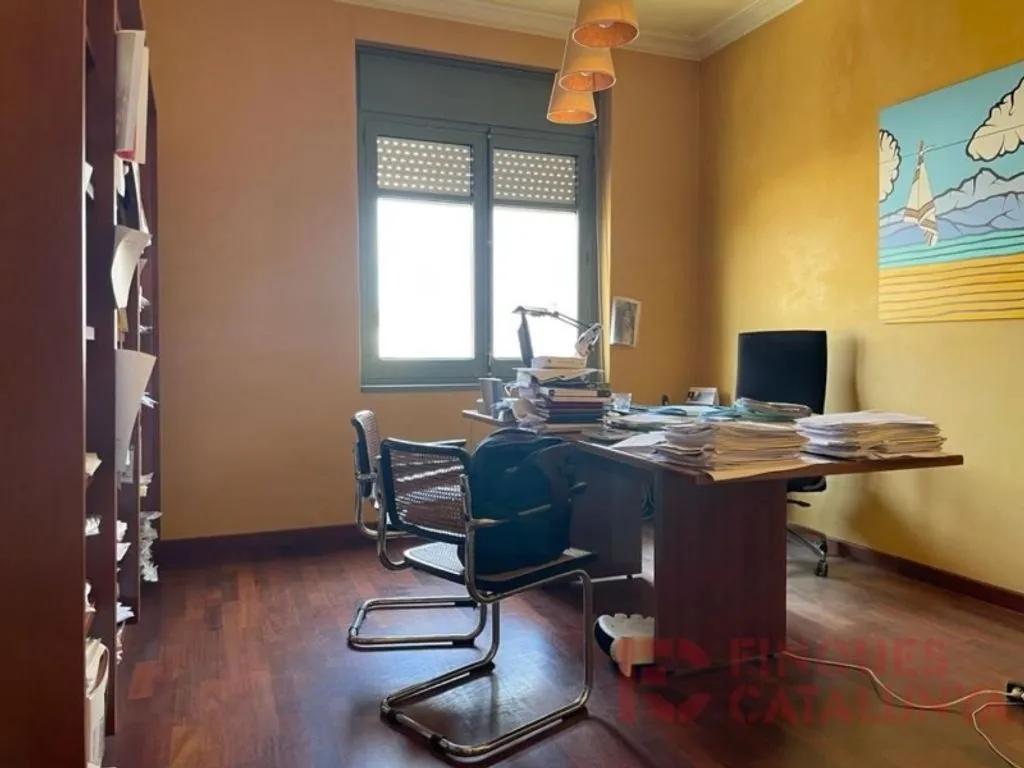 Bureau - Convertible Office Space in Central Girona