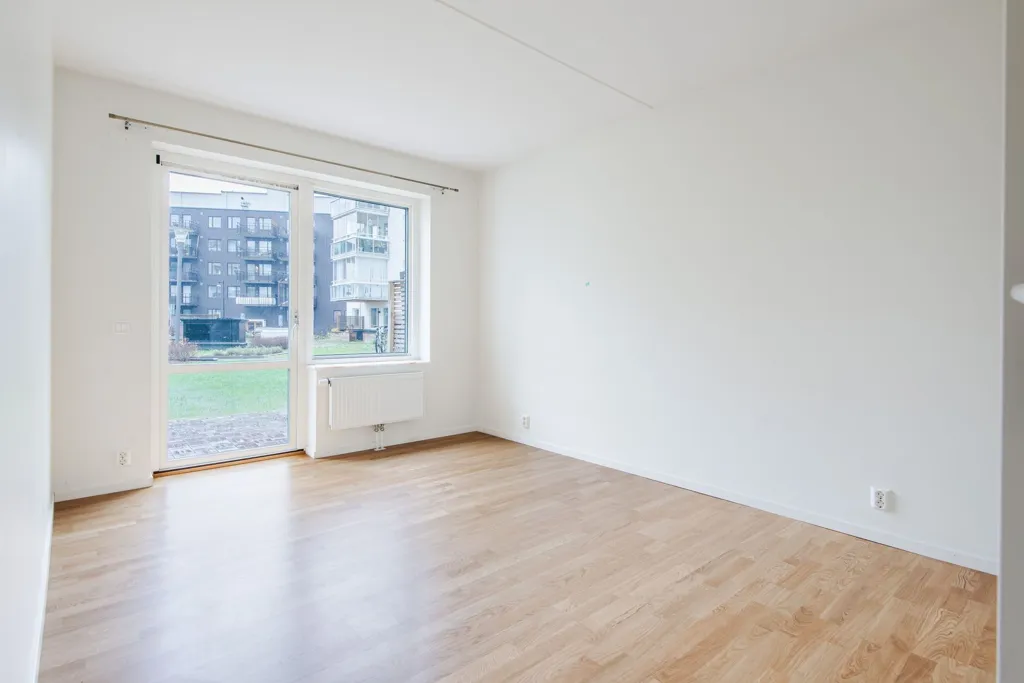 Toad - Mixed-Use Property with Balcony in Upplands-Bro