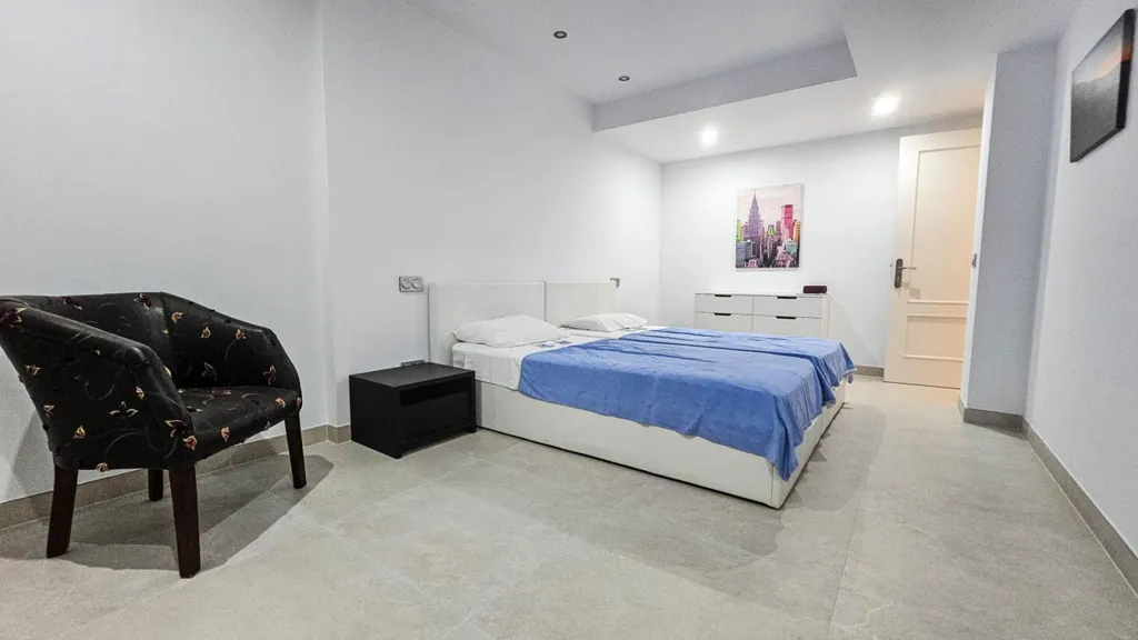 Chambres - Refurbished Semi-Detached with Pool in La Duquesa