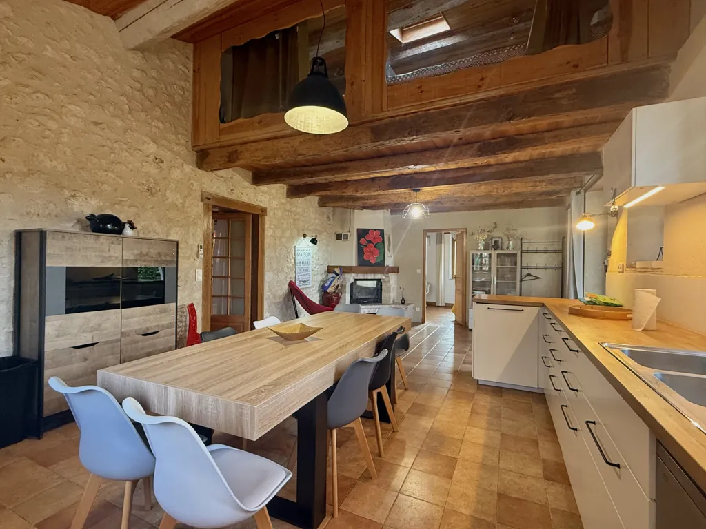 Salle à manger - Domaine Éco-Responsable avec Activité Locative à Bourg-de-Visa