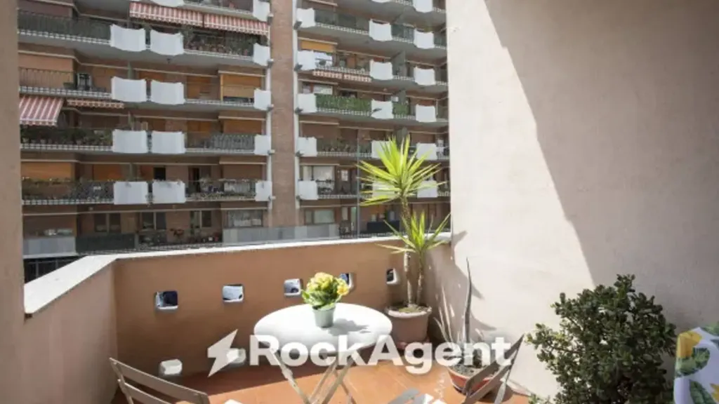 Rõdu - Spacious Trilocale with Balcony in Santa Rita, Turin