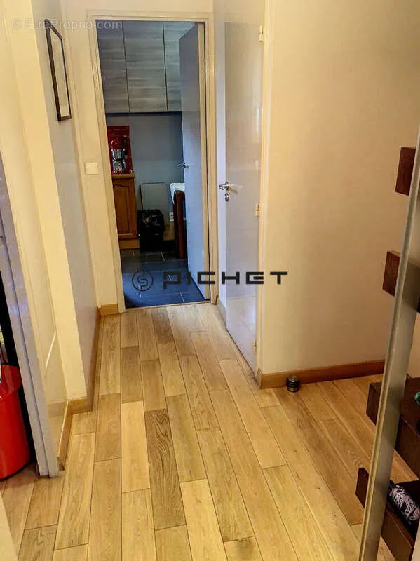 Entrée - Appartement 4 Pièces avec Parking à Saint-Denis