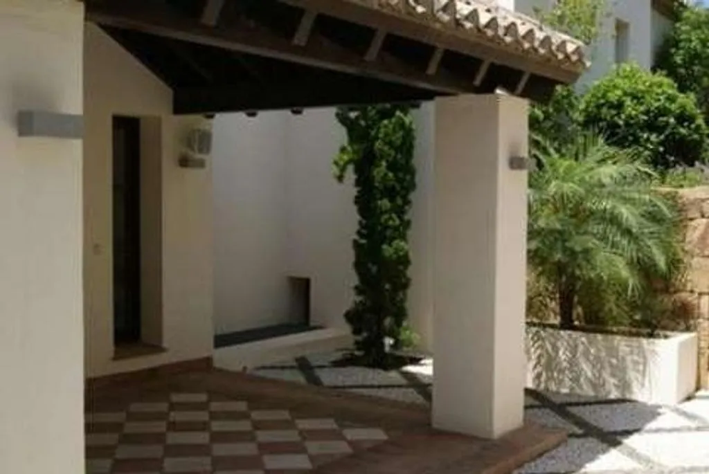 Terrass - South-Facing Villa with Infinity Pool in Marbella