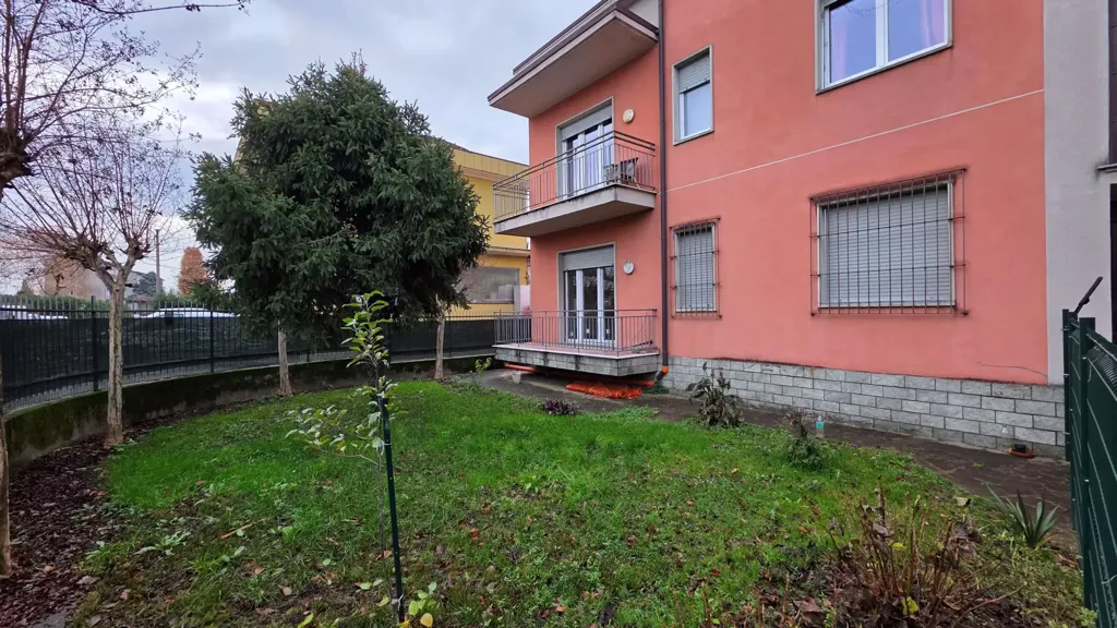 Jardin - Quadrilocale with Private Garden in Carugo