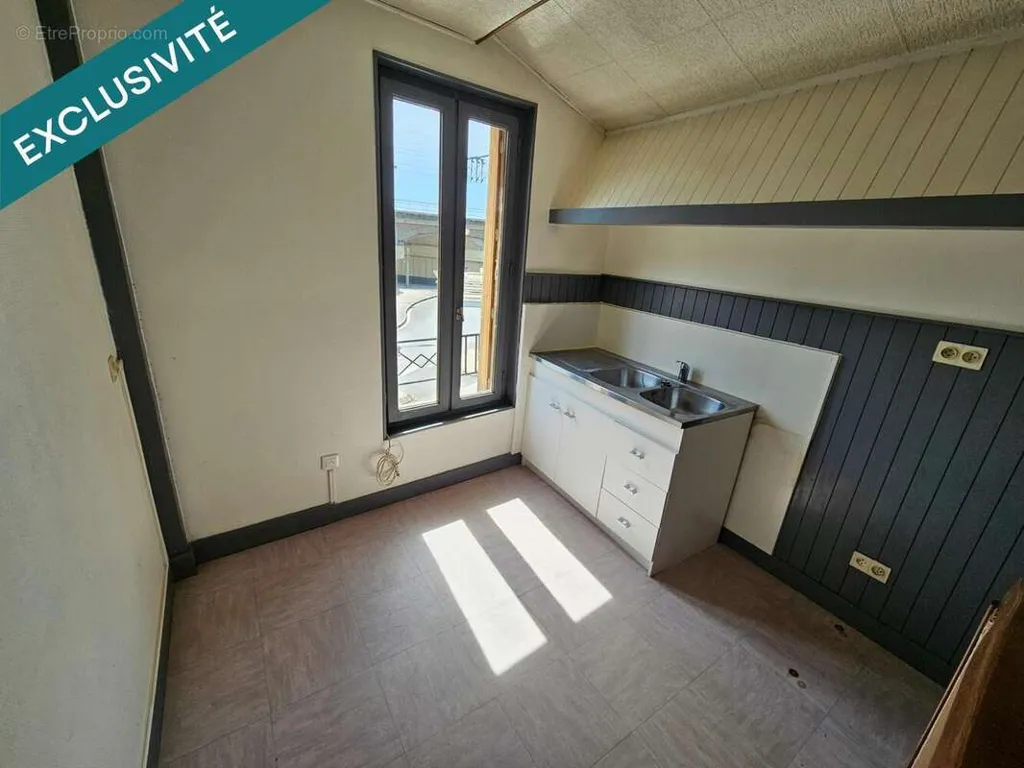 Pièces - Immeuble avec Appartements à Saint-Germain-Des-Fossés