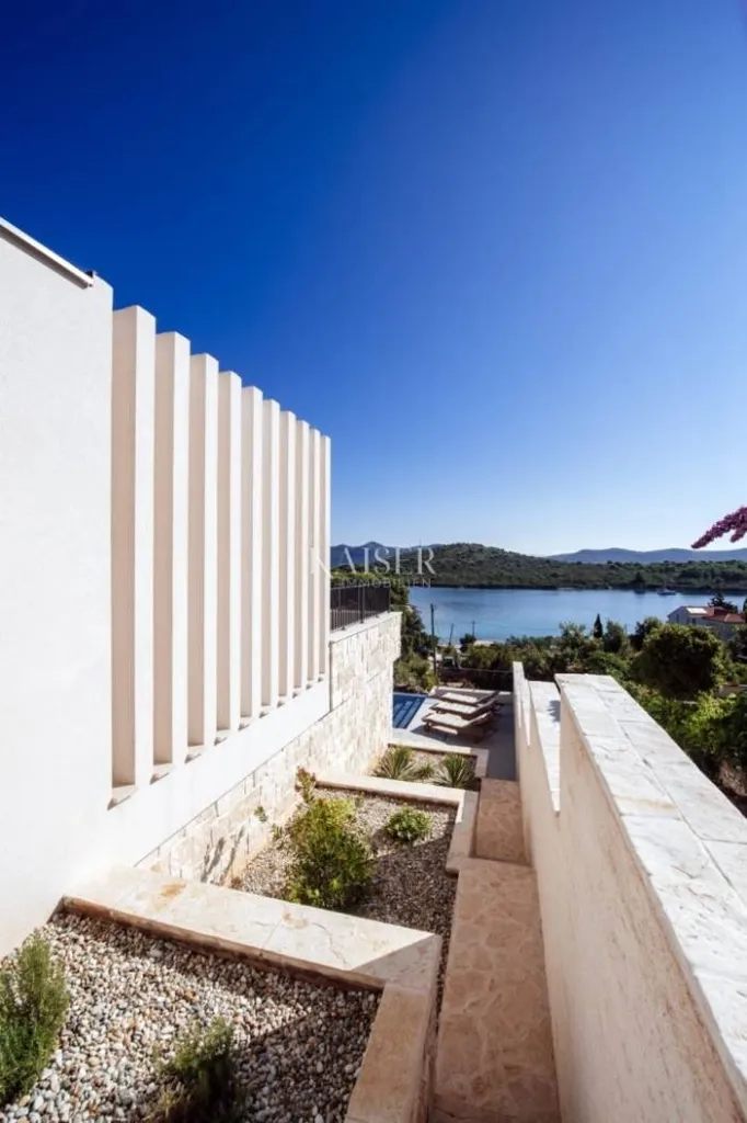 Terrace - Luxury Villa with Infinity Pool on Mali Iž