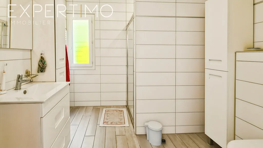 Salles de bain - Maison de Plain-Pied avec Terrasse à Saint-Jean-du-Gard