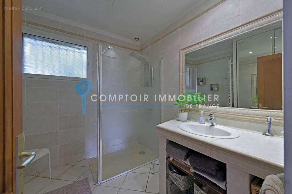 Villa with Pool and Garden in Vauvert