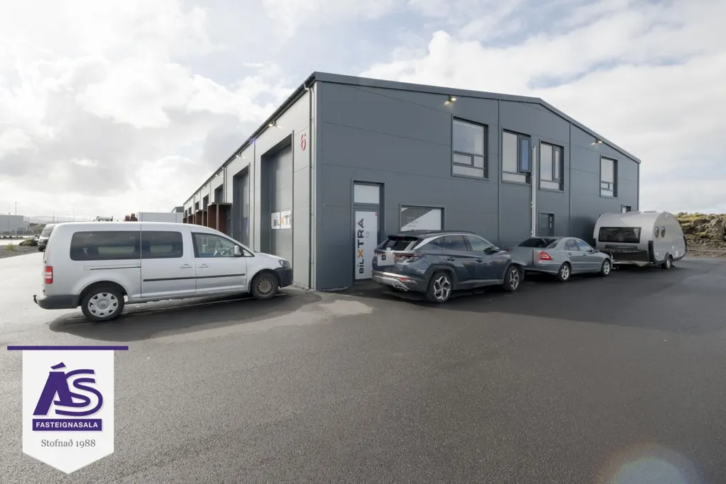 Välivaade - Industrial Unit with Loft in Hafnarfjörður