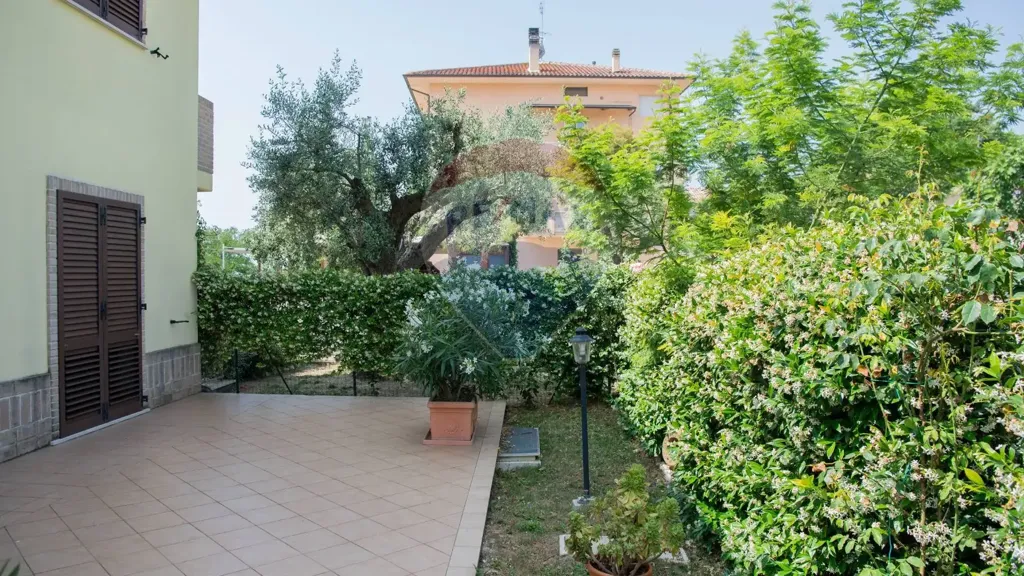 Garden - Independent House with Private Garden in Ostra