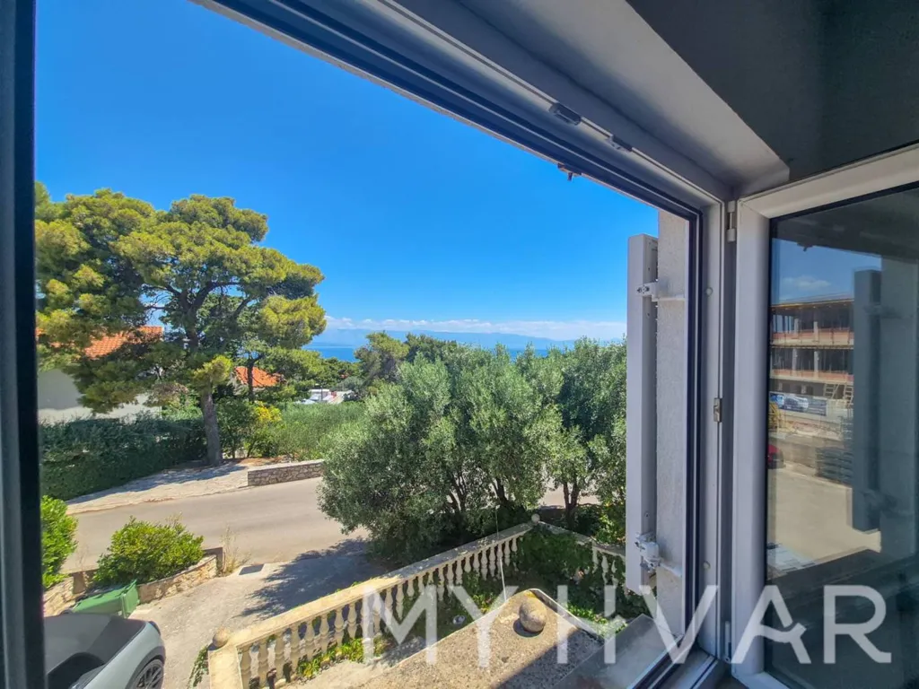Balcon - Family House with Seafront in Jelsa