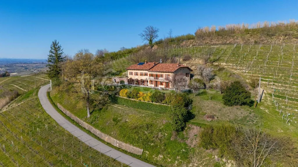 Õhuvaade - Casale with Vigneto in Mango, Langhe