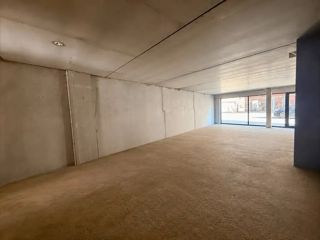 Rooms - New Commercial Unit with High Visibility in Veurne