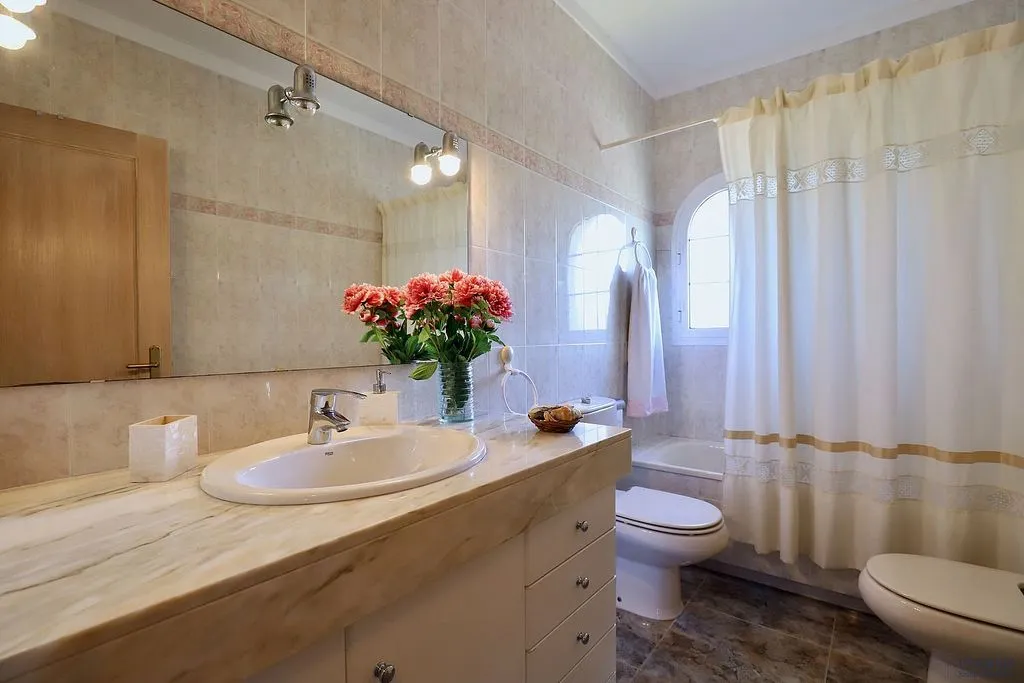Salles de bain - Villa with Pool and Buildable Plot in Caldes de Malavella