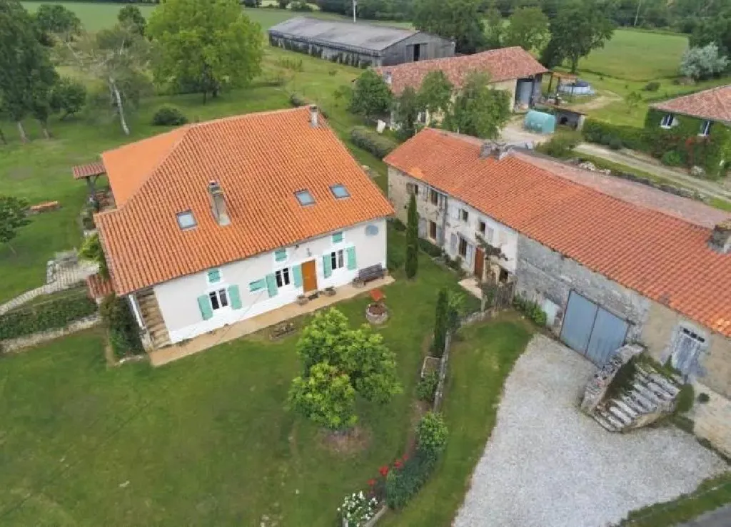 Õhuvaade - Spacious House with Large Garden in Cellefrouin