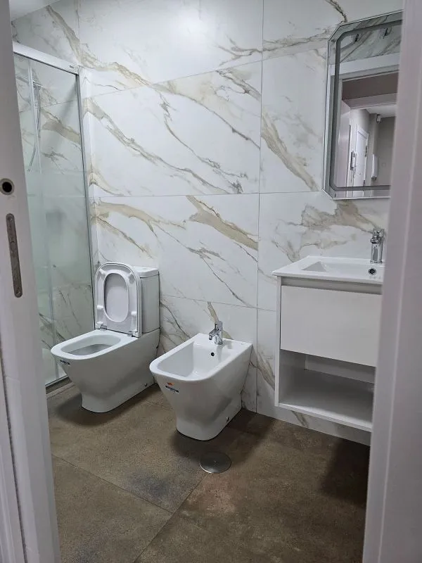 Salles de bain - Modern Flat with Garage in Central Location