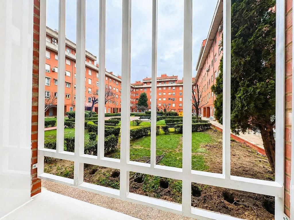 Jardin - 2-Bedroom Flat with A/C in Moratalaz, Madrid