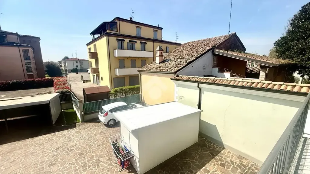 Aed - Two-Storey Apartment with Balcony in Guastalla